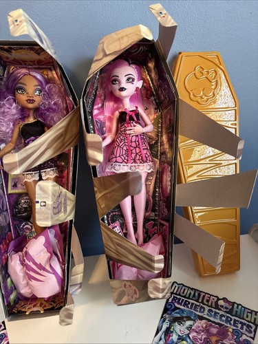 2 Monster High Buried Secrets CLAWDEEN DRACULAURA Dolls Cozy Creepover Coffin - Bild 3 von 5