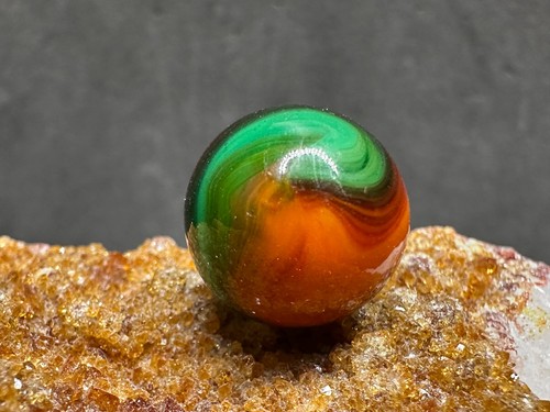AMAZING & SMALL Vintage Akro Agate Blended Tri-Color Corkscrew Marble - .55" WOW - Picture 2 of 8
