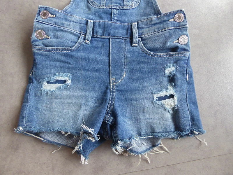 Salopette courte en jean brut "used" H&M - 5 ans - Photo 2/3