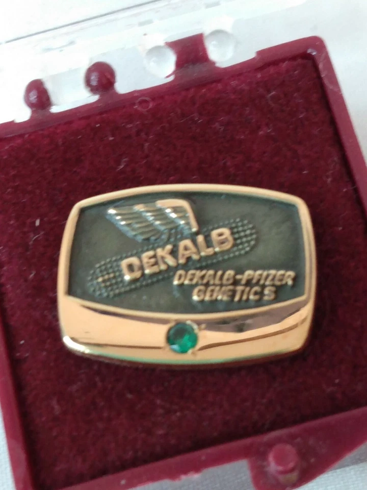 Dekalb Company Tie Tack Pin Emerald Stone Gold Dekalb-Pfizer Genetics 10 K GF - Image 2 of 4