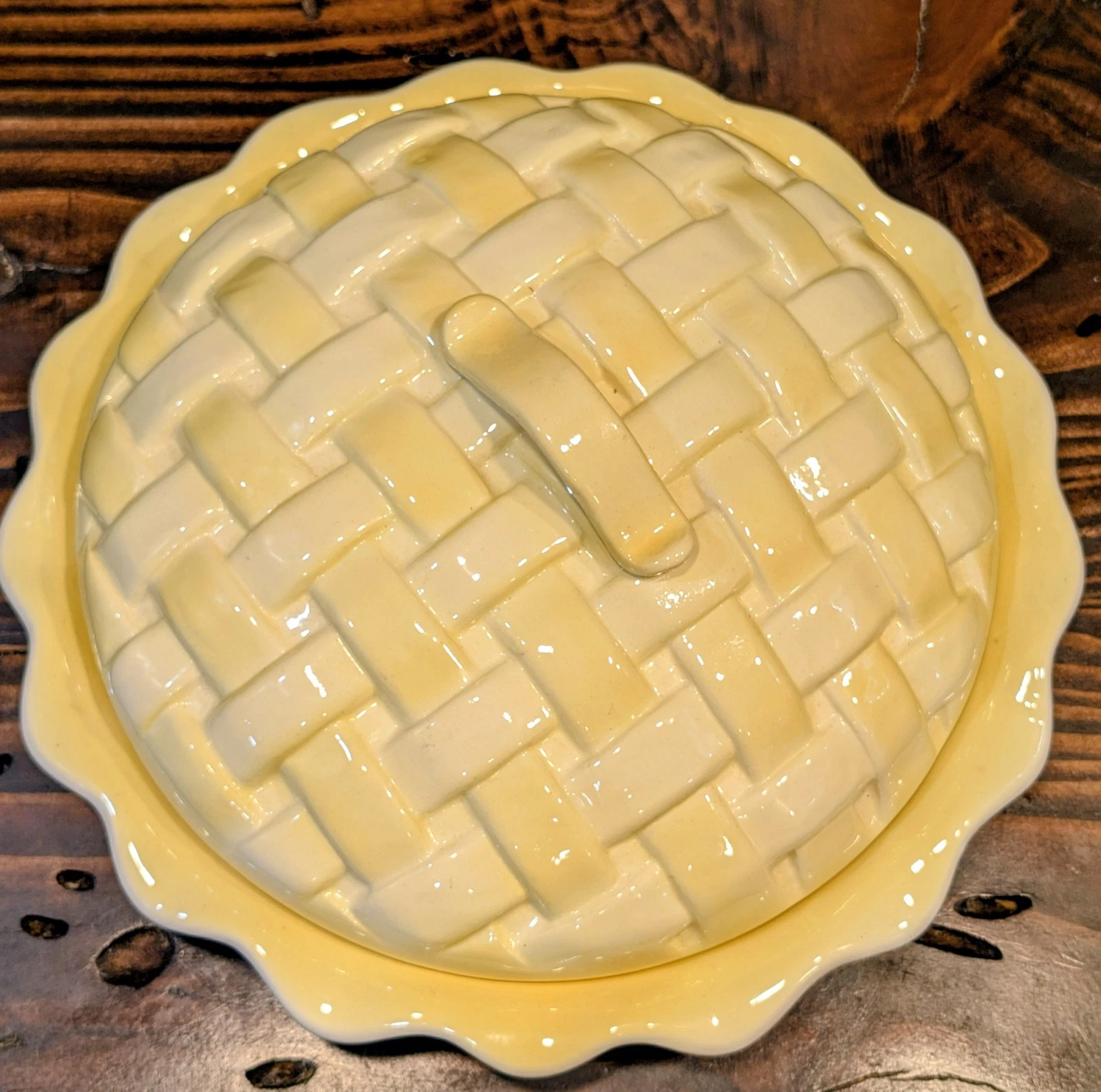 Vintage 1976 BELL CERAMICS Pie Holder/ Keeper Lattice Topped Lid (Holds 8" Pie)