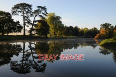 FOTOBÄUME SPIEGELN SICH IM SPIEGELÄHNLICHEN SEE IM CROOME PARK AN EINEM NEBLIGEN HERBST