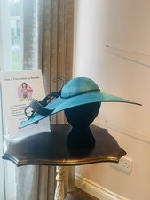 Turkusowo-czarny kapelusz ślubny Sinamay z piórami na opasce. Nowy