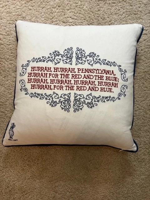 Almohada de plumón bordada universitaria de la Universidad de Pennsylvania - Penn Foto 2 de 3
