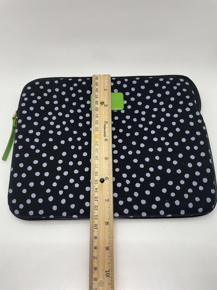 Funda con cremallera para iPad Kate Spade New York negra lunares verde lima Foto 4 de 4
