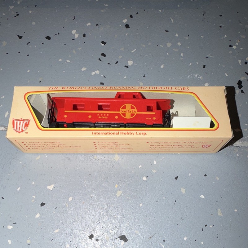IHC Santa Fe HO 1:87 Caboose Ready-to-Go Analog DC 2-Rail MPN 2601 Red