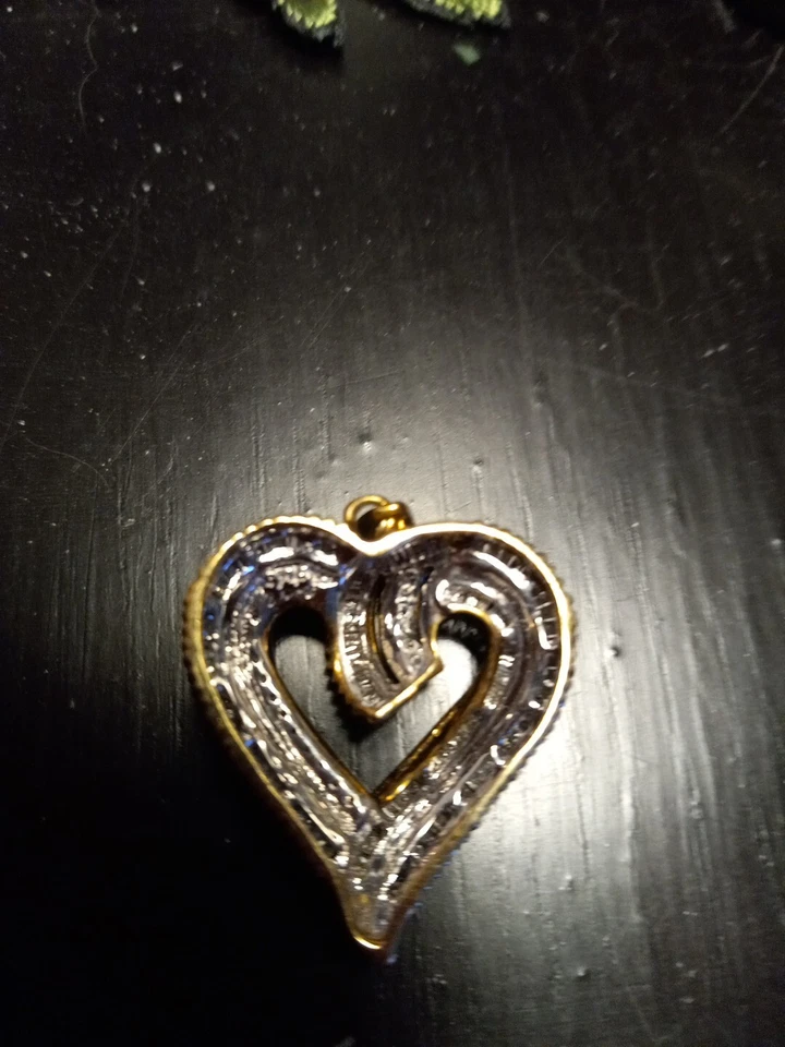 1.04 Diamond Pendant. Baguett And Round Diamonds. Clarity 10 K-color. 1. 1/4"×1" - Image 2 of 3