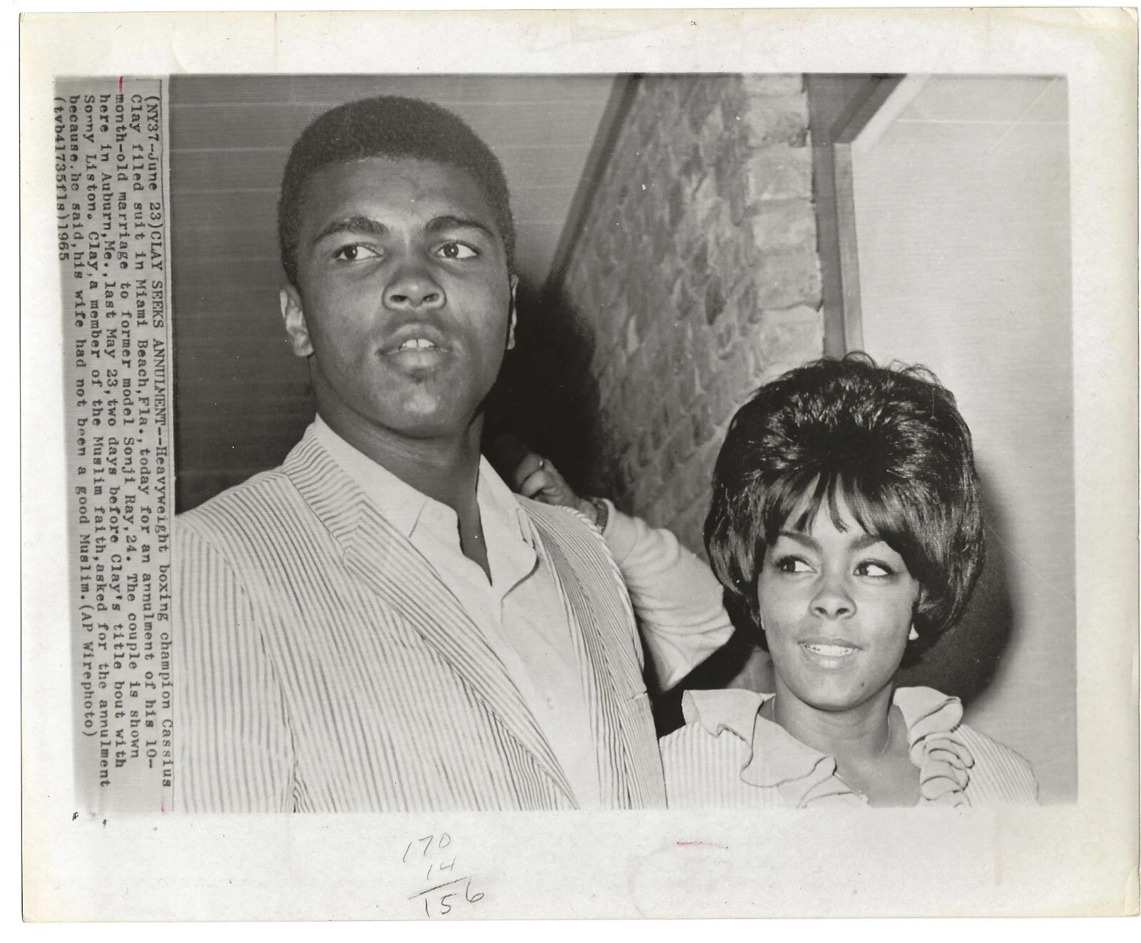 1965年 Muhammad ALI シーク アニュルメント 妻 ソンジ ROI APプレス ボクシングワイヤー 写真 - 画像1/2