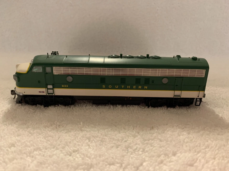 Intermountain HO Scale Southern EMD FP7/F7B Diesel Locomotive Set DC Tested - Image 2 of 4