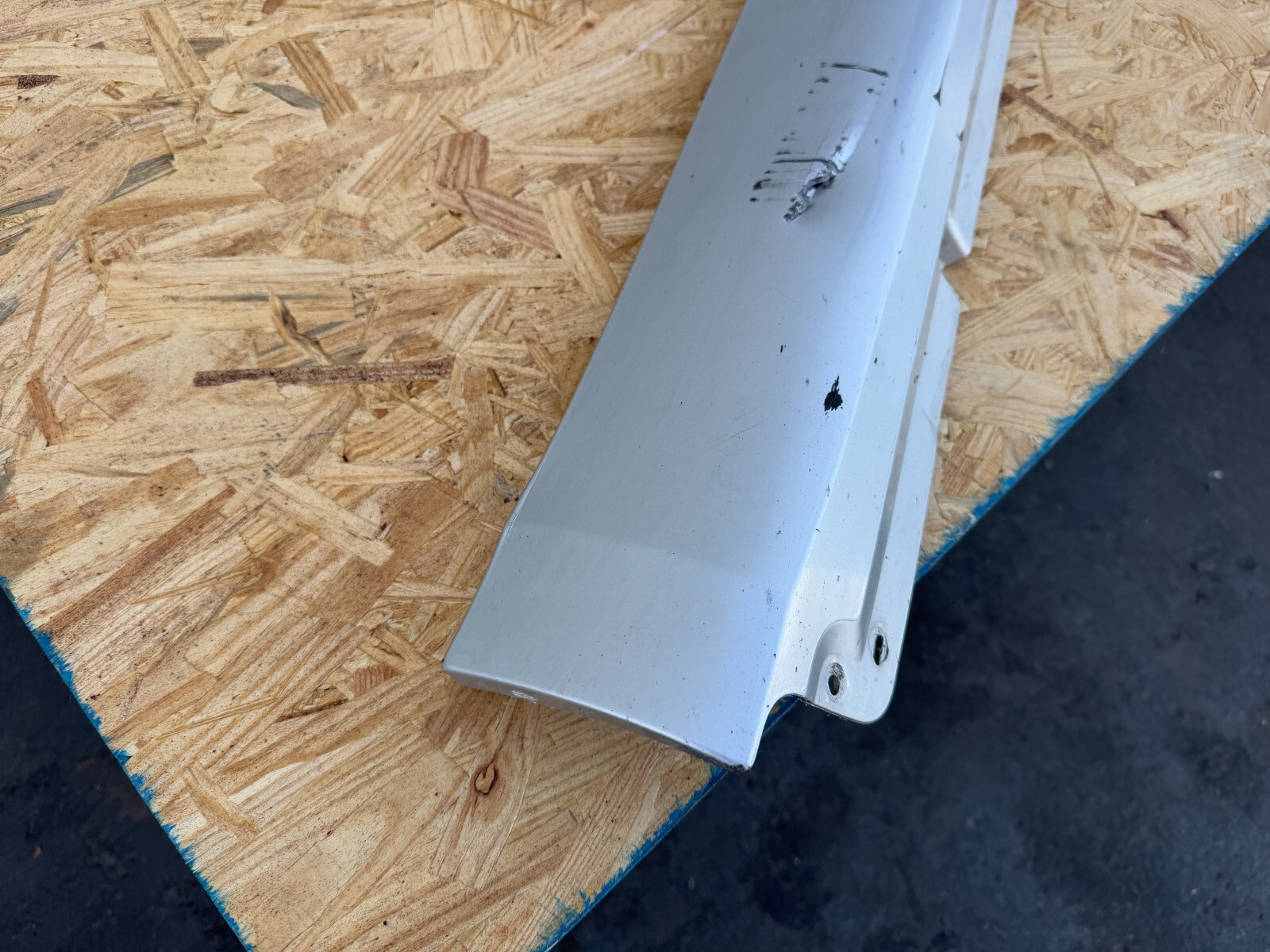 LEFT SIDE ROCKER PANEL SKIRT MOLDING BENTLEY FLYING SPUR OEM (2013-2018)
