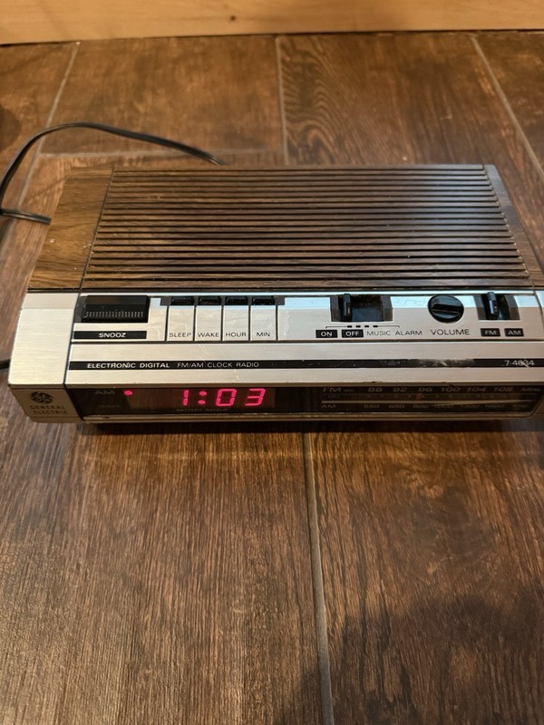 Vintage General Electric GE Digital Alarm Clock Radio Snooze Model 7-4634B AM/FM
