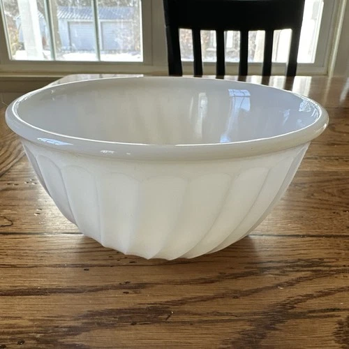Vintage Anchor Hocking Fire King Oven Ware Milk Glass White Swirl Mixing Bowl 7”