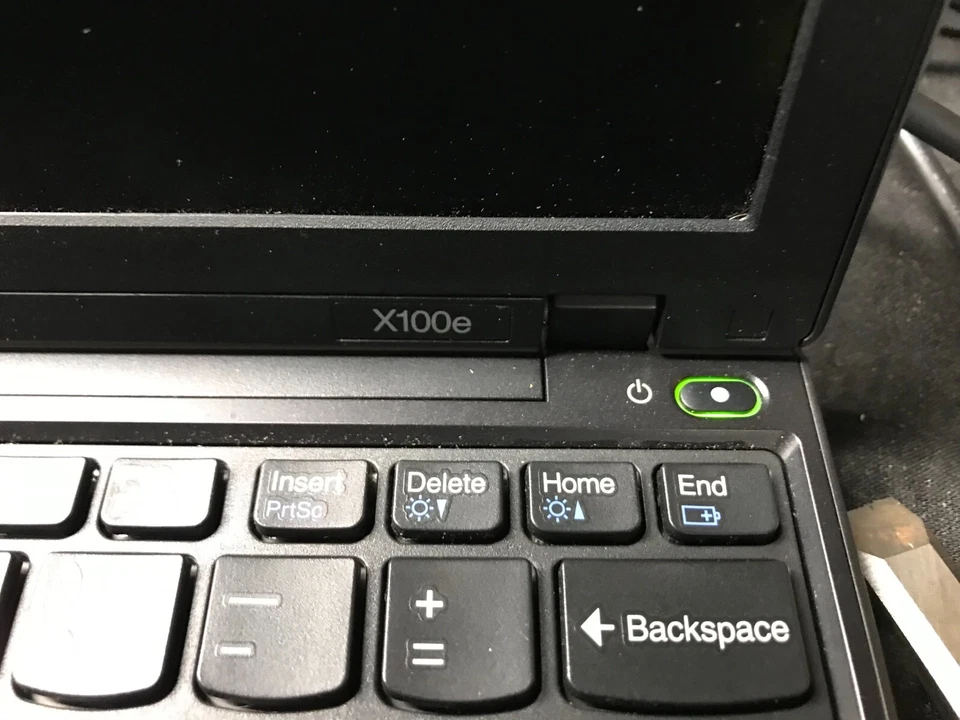 Lenovo Thinkpad X100E Laptop Turns on, Stuck on Black Screen - Image 2 of 4