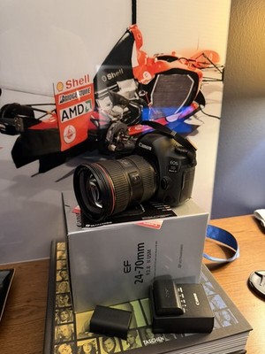 Canon 5D Mark IV DSLR Camera Black w/ 24-70mm f/2.8 II Lens + Extras Great