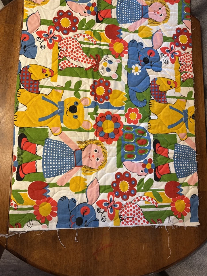 Manta preacolchada vintage años 70 tela edredón panel 42”X 23” restos oso de peluche Foto 2 de 4