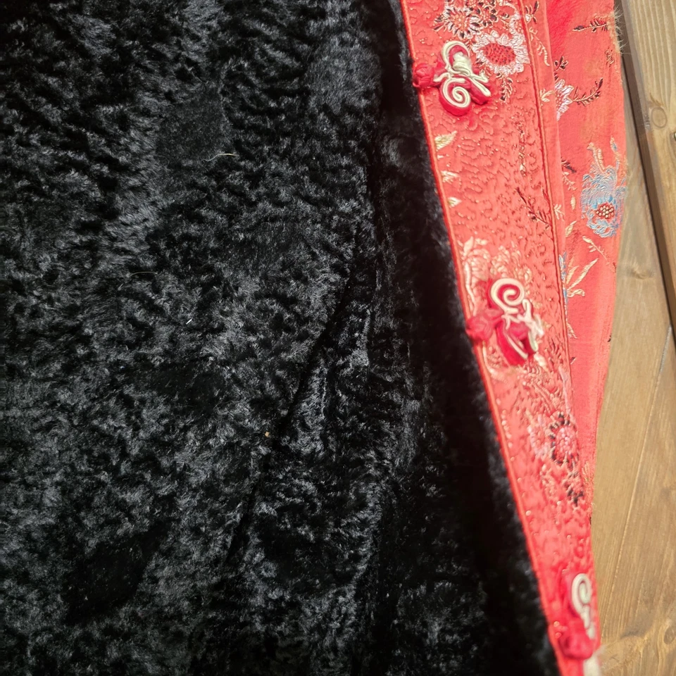 Chaqueta de brocado satinado roja china vintage forrada de piel sintética cierre de rana sintética  Foto 4 de 4