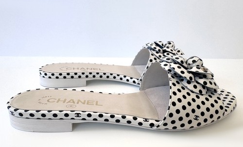 NIB 24P CHANEL BLACK IVORY LEATHER CAMELLIA SLIDES FLATS MULES SANDALS 37 - Picture 10 of 13