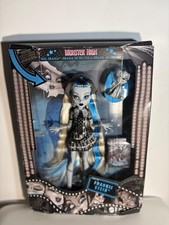 Mattel HKN29 Monster High Doll Frankie Stein Reel Drama NEW (small box damage)