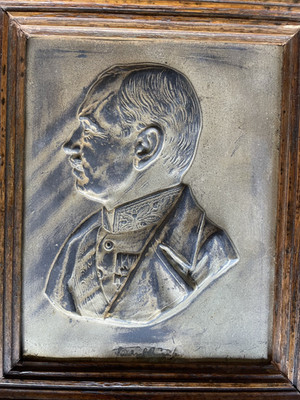 Signierte versilberte Metallplakette mit Kaiser Wilhelm II SD58