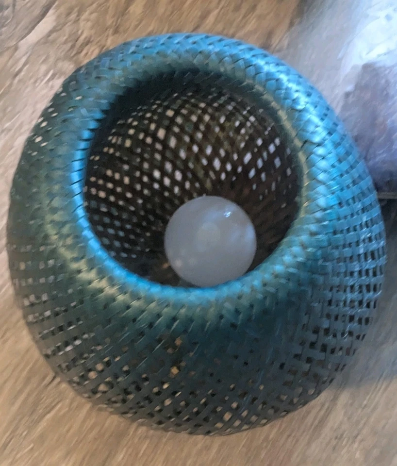 Versátil lámpara de mesa tejida de mimbre de bambú Foto 3 de 4