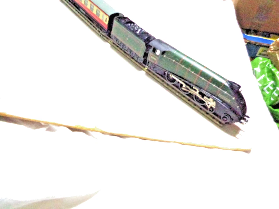 HORNBY DUBLO L11 MALLARD PLUS THREE COACHES - Image 4 of 4