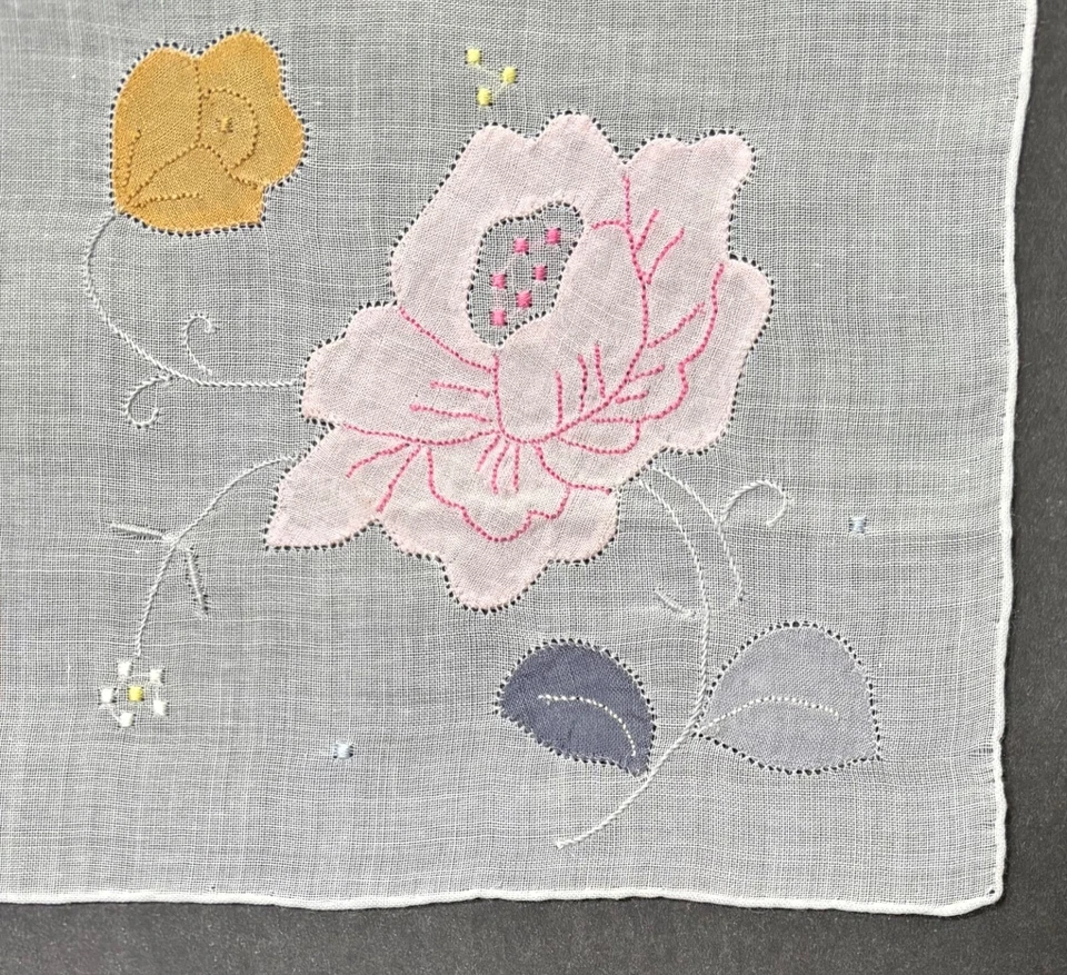 Pañuelo Desco Vintage Rosa Flor Aplique Pañuelo Bordes Enrollados Hecho a Mano Foto 2 de 4