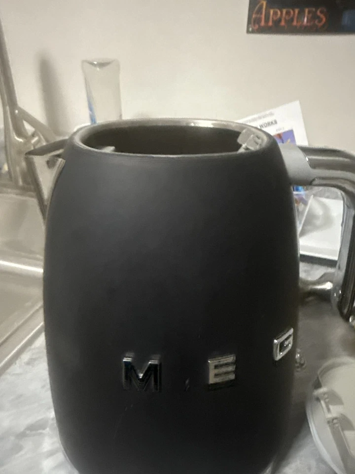 SMEG KLF03BLUS 50s Retro Kettle Auto Shutoff Black - Image 3 of 4