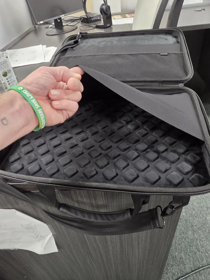 Asus ROG Zephyrus Duo 17 GX650R 2K TOUCH 5.3GHz Ryzen 7 6800 - Image 2 of 4