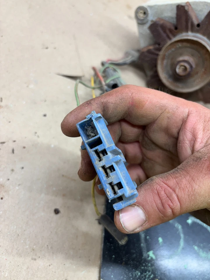 1978 1979 FORD BRONCO F150 F250 F350 USED ALTERNATOR CORE WITH BRACKET / WIRING - Image 3 of 4