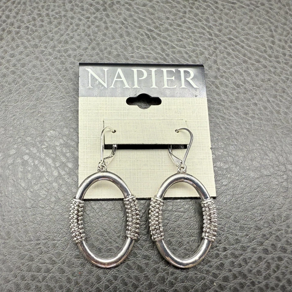 Pendientes colgantes ovalados Napier tono plata texturizados cuentas colgantes joyería de moda Foto 2 de 4