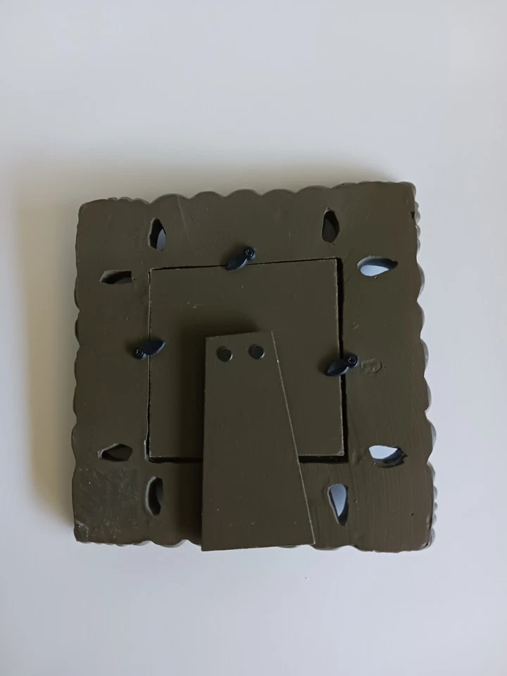 Marco cuadrado pesado de resina ornamentada Foto 3 de 3