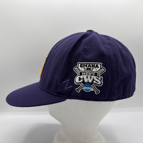 Cappello LSU Tigers Zephyr tagliato 32/5 aderente 7 1/8 Omaha CWS 09 patch viola NCAA B - Foto 3 di 8