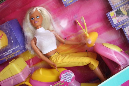 SELTENER VINTAGE 90ER SINDY SCOOTER & PUPPE EUROPÄISCHE AUSGABE HASBRO NEU VERSIEGELT! - Bild 2 von 10