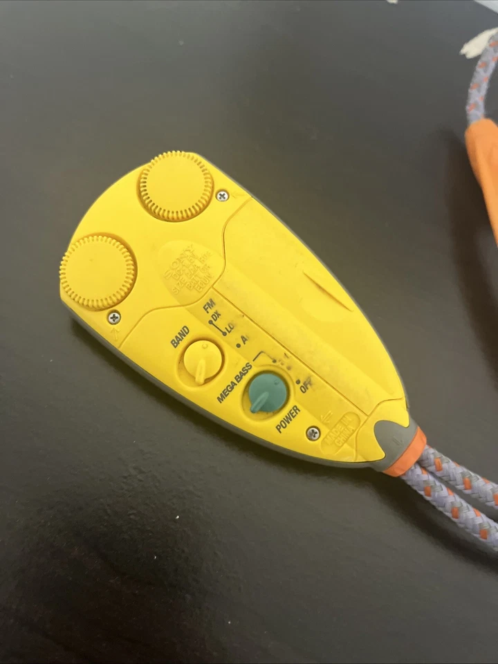 Sony Sports Walkman Mega Bass con auriculares Foto 2 de 4