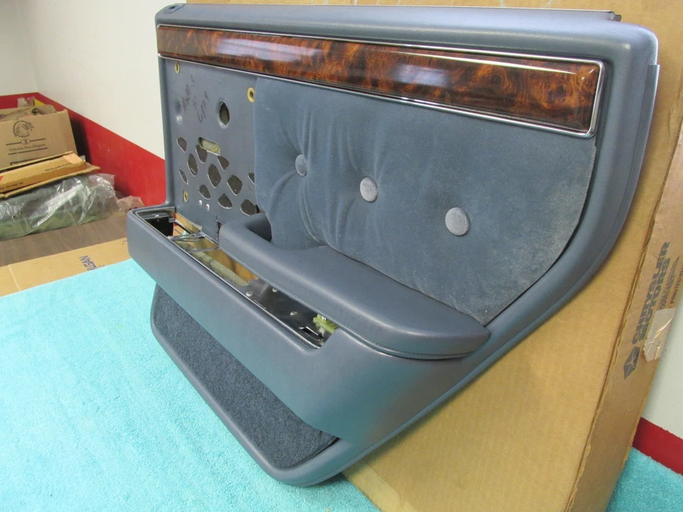 1989-93 CHRYSLER NEW YORKER 4 DOOR RH REAR INTERIOR DOOR PANEL NOS MOPAR 217 - Image 3 of 4