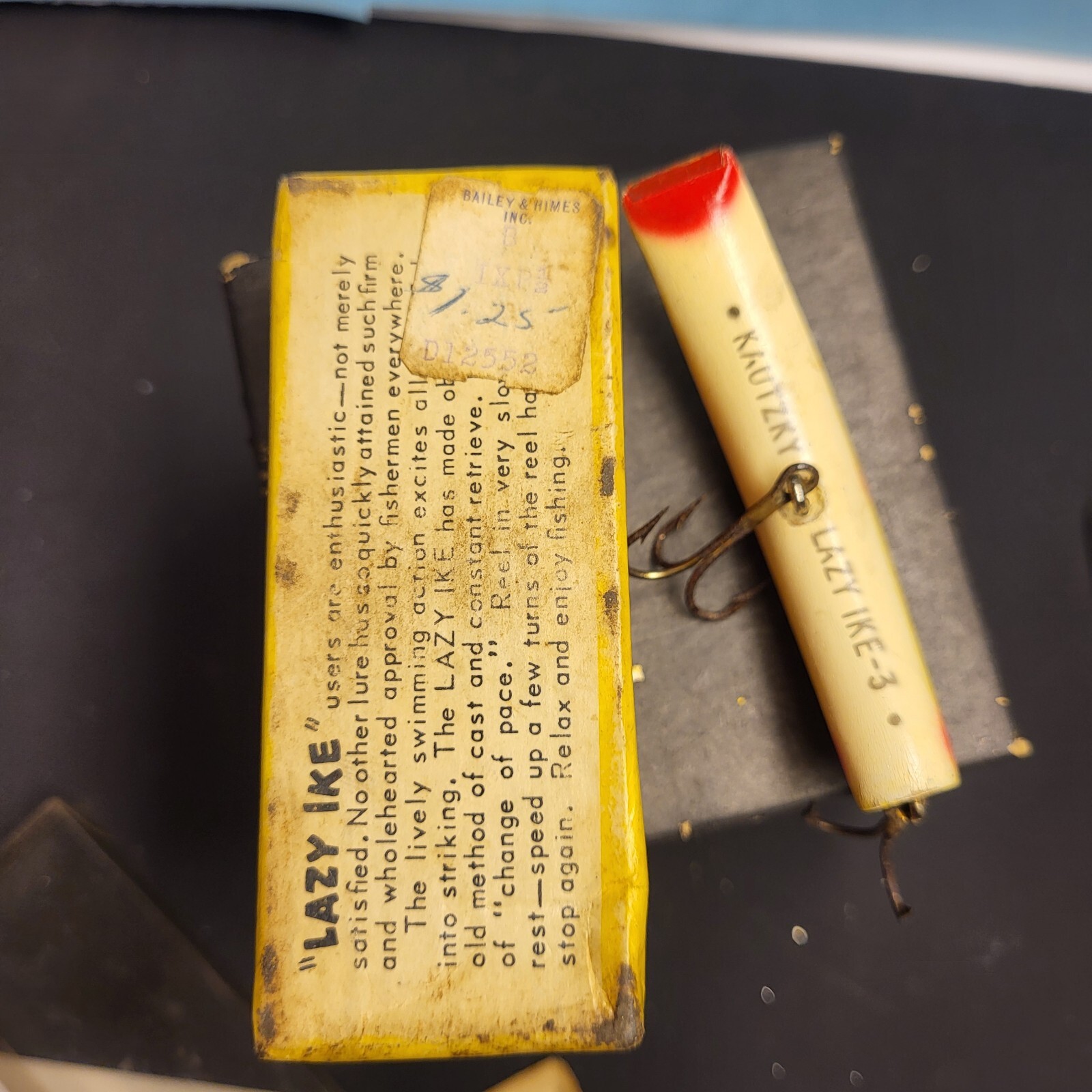 Lazy Ike KL-35 Wood Lure Box w/ Paper Made Fort Dodge,Iowa USA VTG $1.25 Sticker