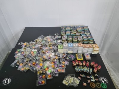 Pokemon- Etliches Zubehör Sowie Tin Boxen Alle Mit Bulk Gefüllt
