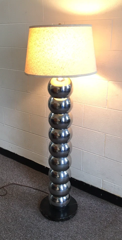 Lámpara de pie Sonneman Kovacs bola apilada cromo plata mediados de siglo moderna de colección. Foto 3 de 4