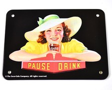Coca-Cola Coke Plaque En Métal - Dame En Jaune Avec Chapeau Et Verre