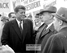 SEN. JOHN KENNEDY CAMPAIGNS IN NASHUA, N.H. JANUARY, 1960 - 8X10 PHOTO (AA-135)