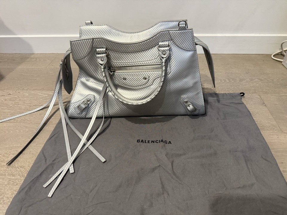 Authentic Balenciaga neo city  43x28x18cm in excellent condition