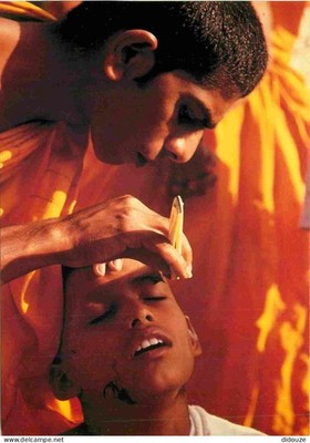 Postkarte - Sri Lanka - Novizenmönchskopf wird bei Ordinationszeremonie rasiert