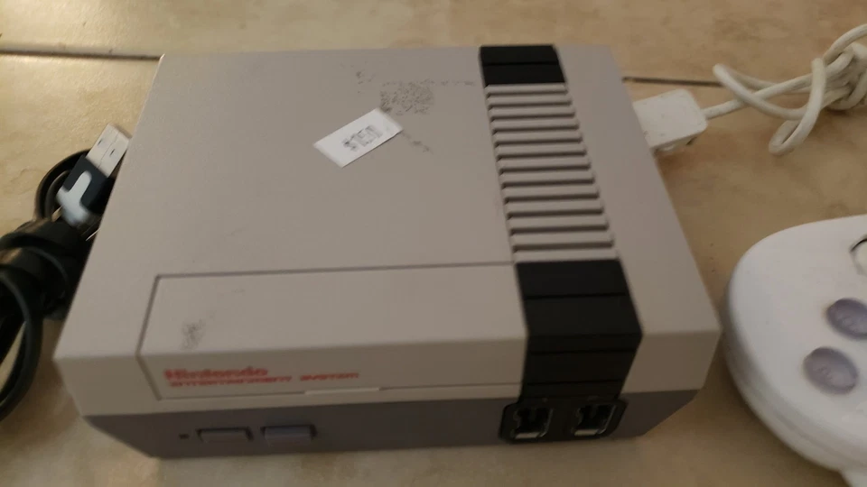 任天堂 NES 经典版游戏机带控制器和 720 游戏正品! — 第 4/4 张图片