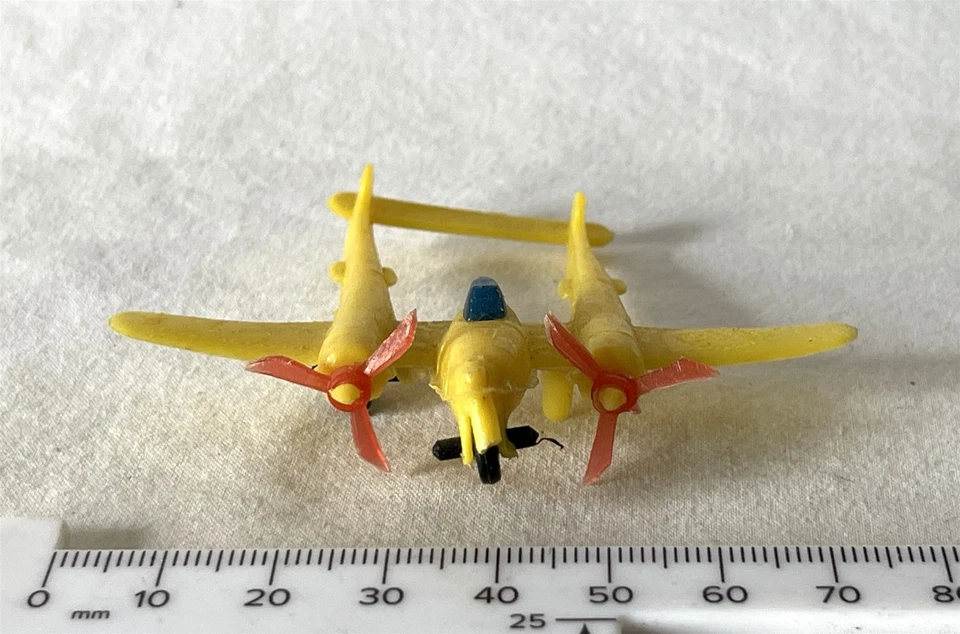 Avión de juguete de plástico vintage años 70 hecho en Hong Kong P-38 #A447 Foto 3 de 4