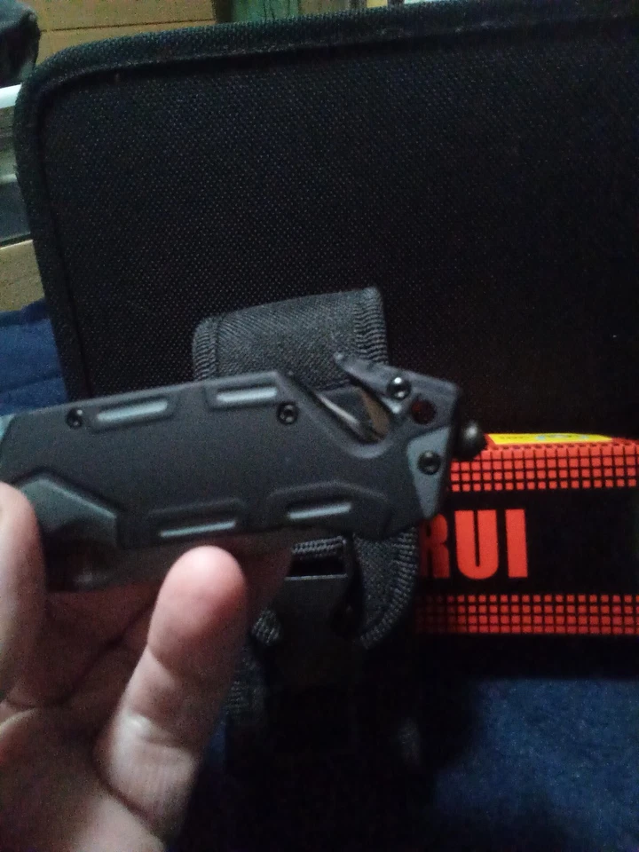 NAVAJA TÁCTICA RUI APERTURA ASISTIDA CON CORTADOR DE CINTURÓN DE SEGURIDAD Y ROTURA DE VENTANA Foto 4 de 4