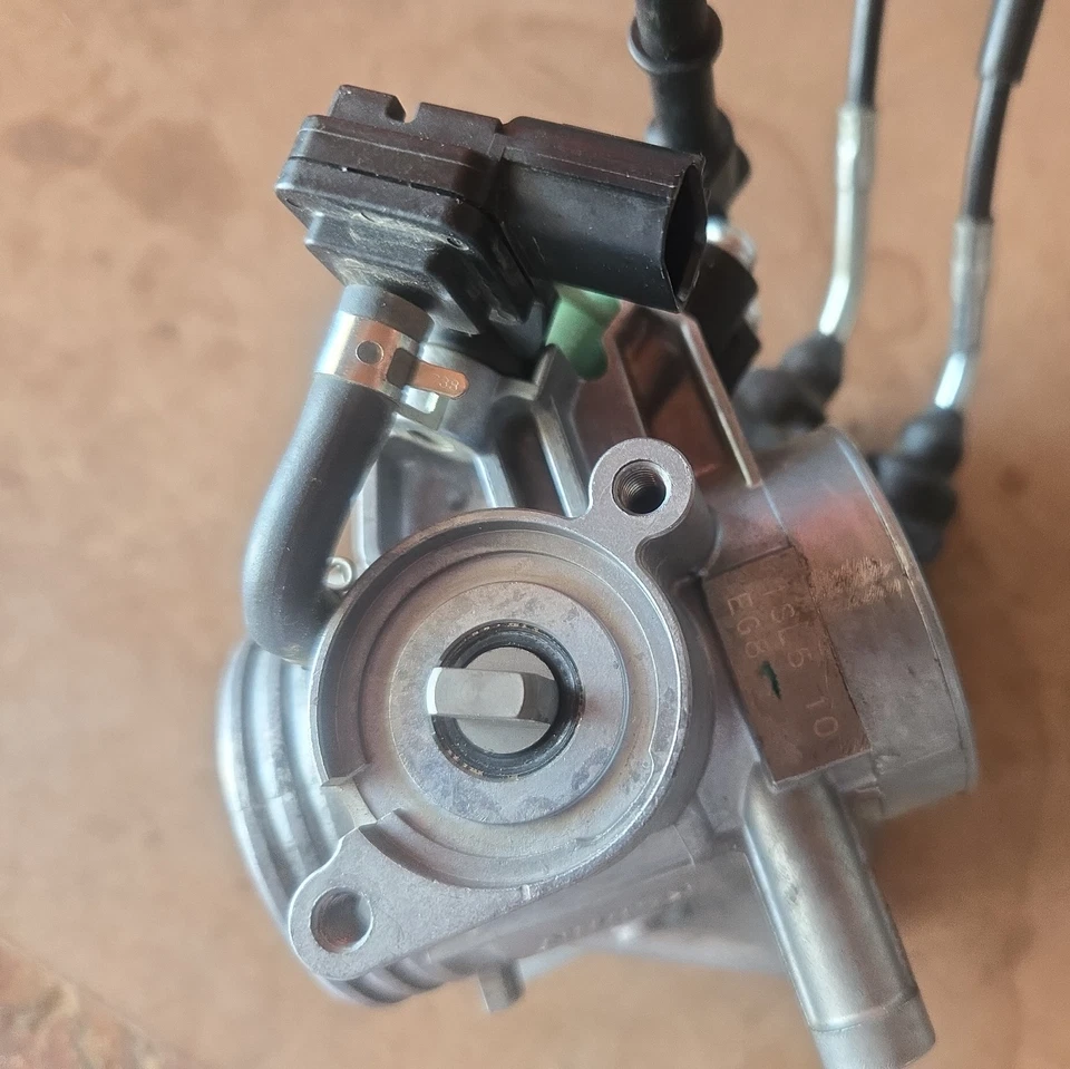 2014-2017 Yamaha YZ450F OEM Keihin Throttle Body Tube Fuel Injector Assembly - Image 3 of 4