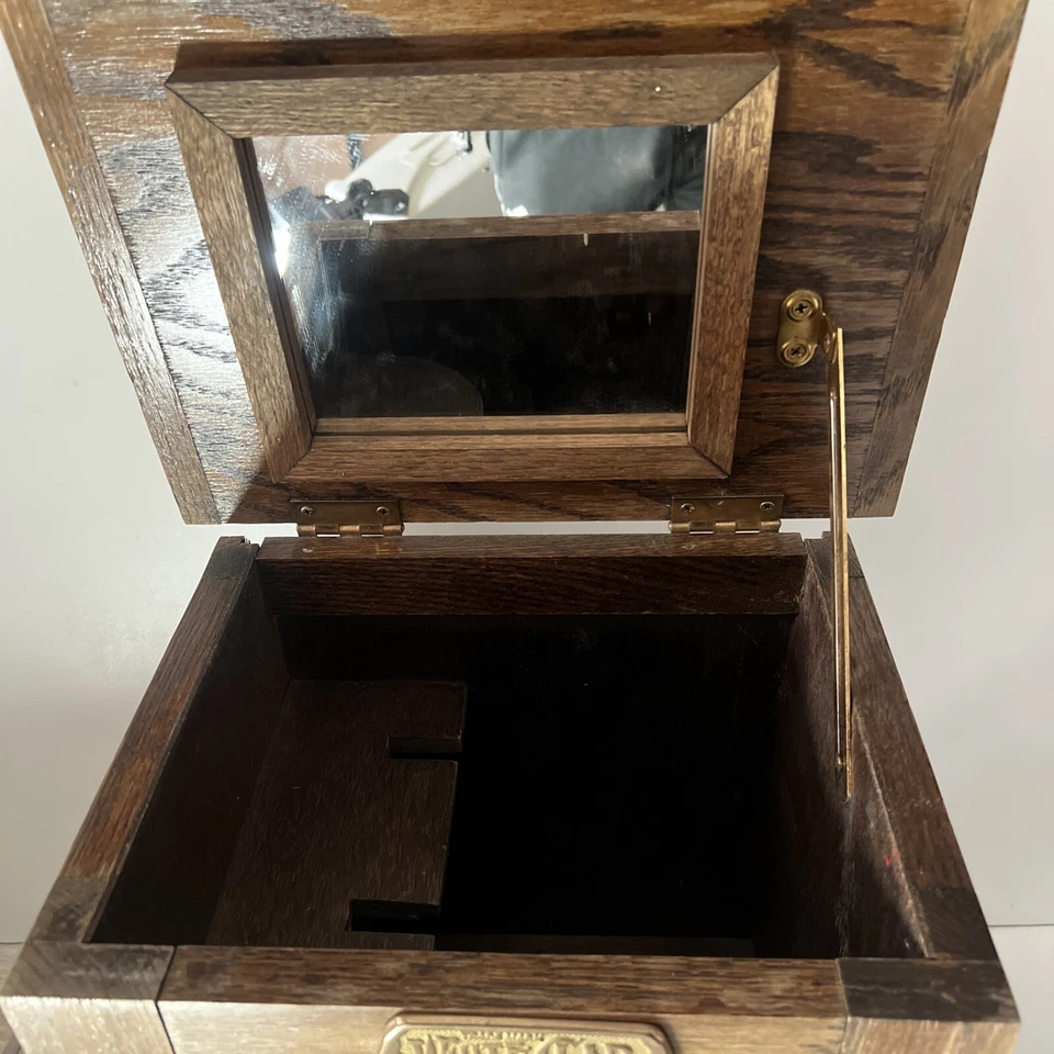 Mesa auxiliar vintage de caja de hielo de madera de roble revestida blanca (17” x 14” x 11”). Hermoso. Foto 2 de 4