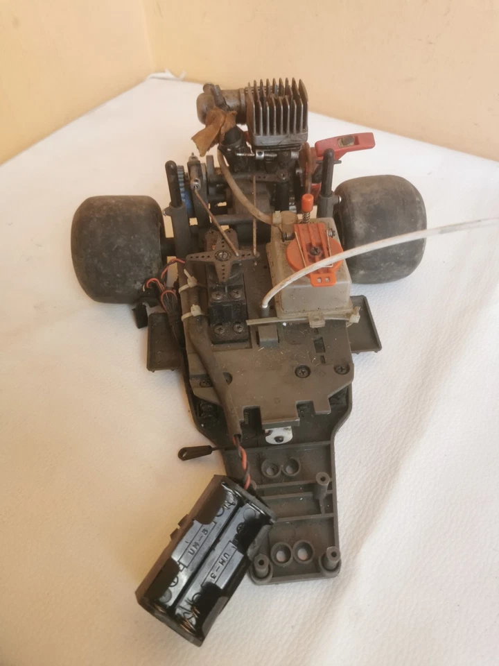rc parte di modello con motore e chassis a scoppio Kiosho GT - Immagine 3 di 4