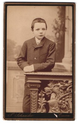 Fotografie P. Schneider, Essen, Kettwigerstraße 38, Junge an dekorativer Balust 