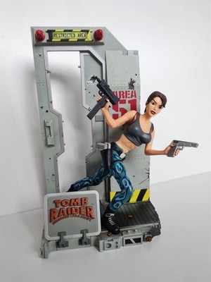 Playmates Neca TOMB RAIDER Area 51 Lara Croft Diorama Figur fast 35cm TOP